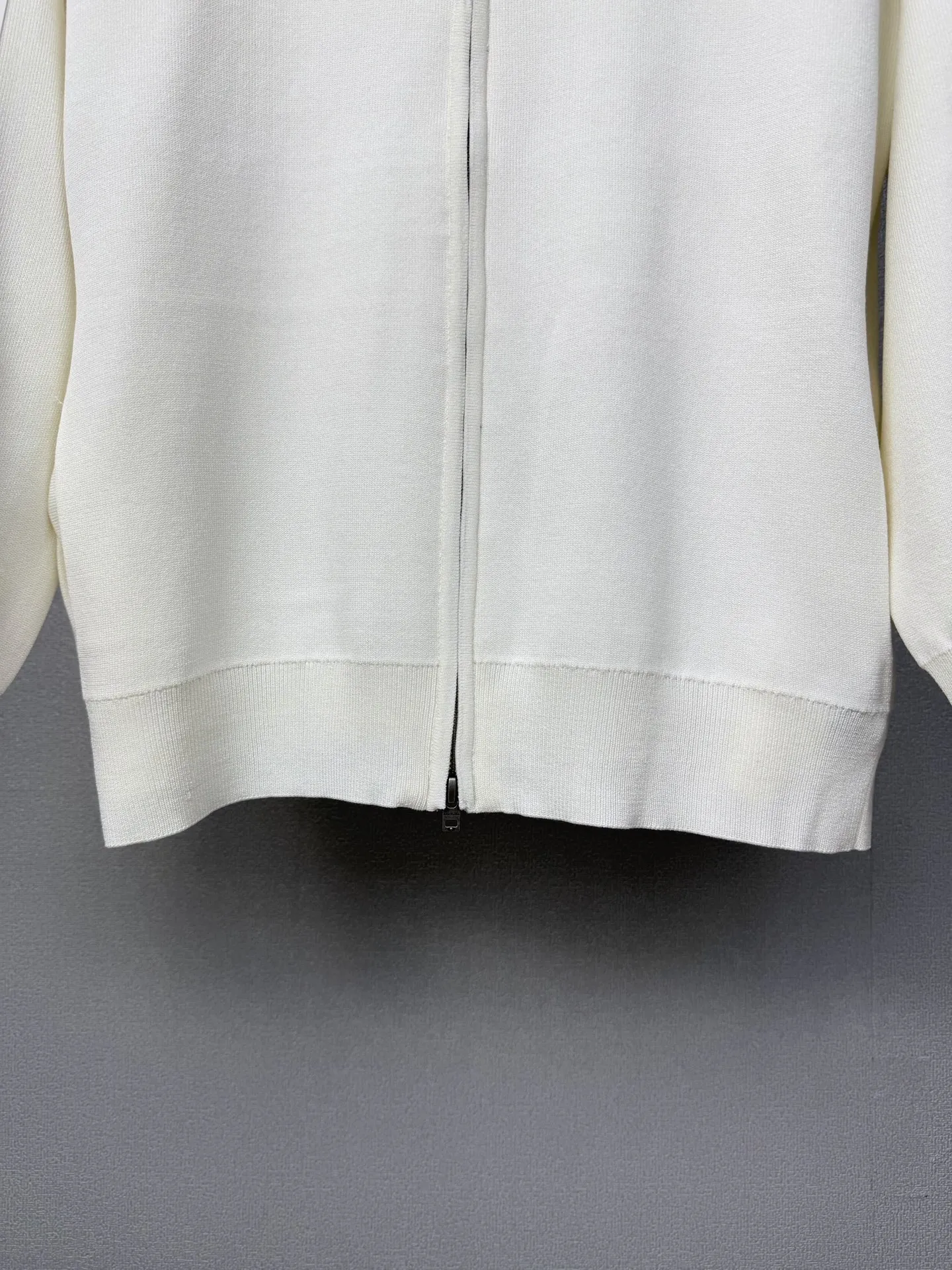 (Top version) Acne Studios 2026 New Arrival back silicone embossed leather couple style stand-up collar knitted cardigan jacket High version High version The fabric is made of 32-count cotton blended material, which is skin-friendly and does not stick to the body. It does not cause pilling, feels very soft and super comfortable. Fashionable and personalized. Super Versatile and good-looking knitted cardigan. Very suitable for both men and women. A must-have for everyone. Packaging Tag Collar label Washed wheat Complete 👍 Color: Black, White Sizes:S-XL